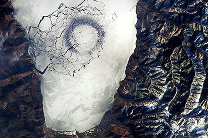 Природу загадочных темных колец на Байкале объяснили ученые