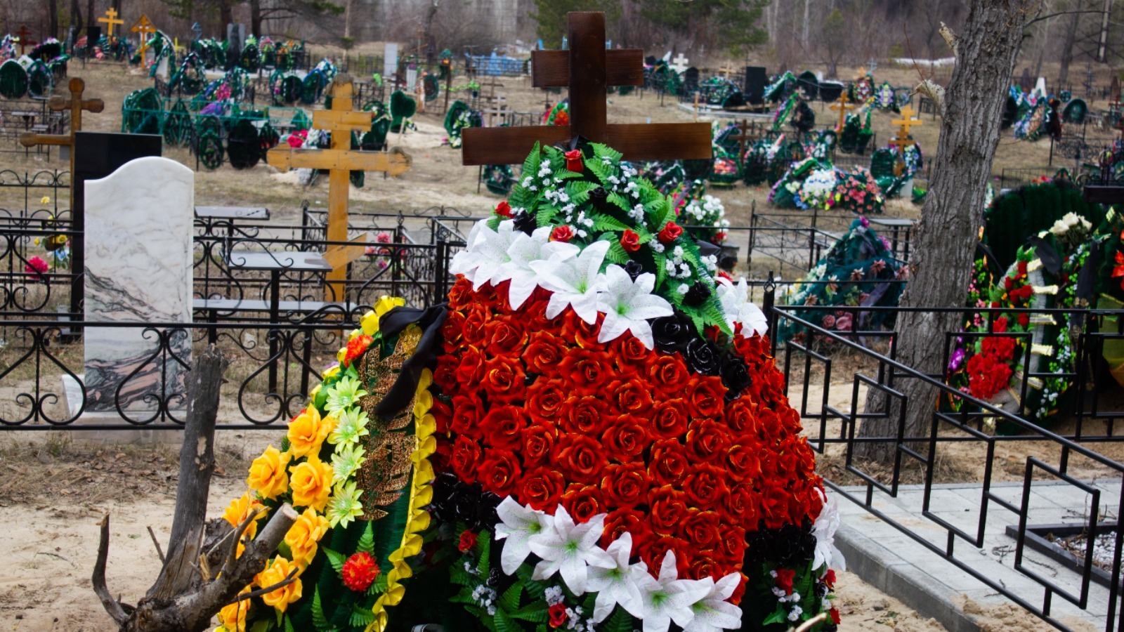 В какой день можно на кладбище. Кладбище с могилами погибших в Украине. Кладбище на Радоницу. Родительский день на кладбище.