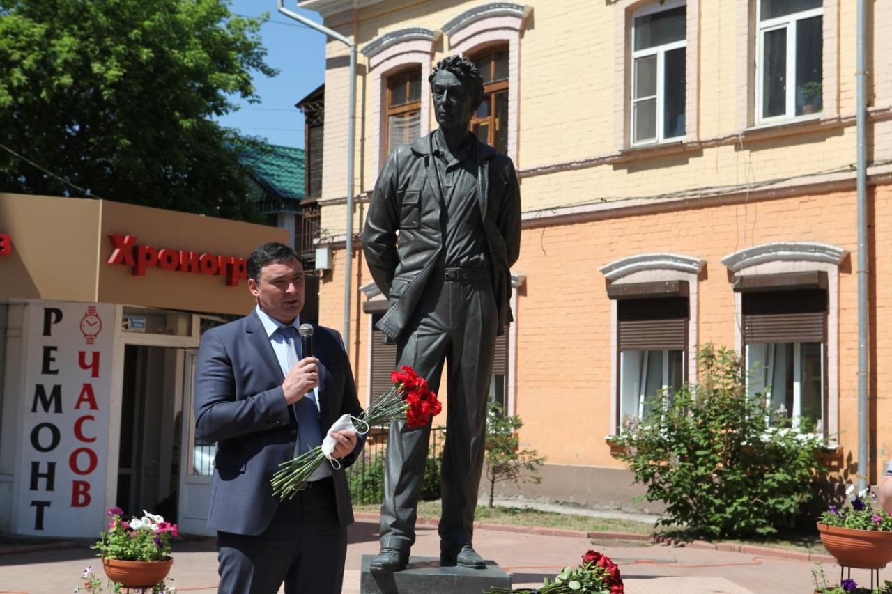 Памятник ножикову. Памятник Ножикову в Иркутске.