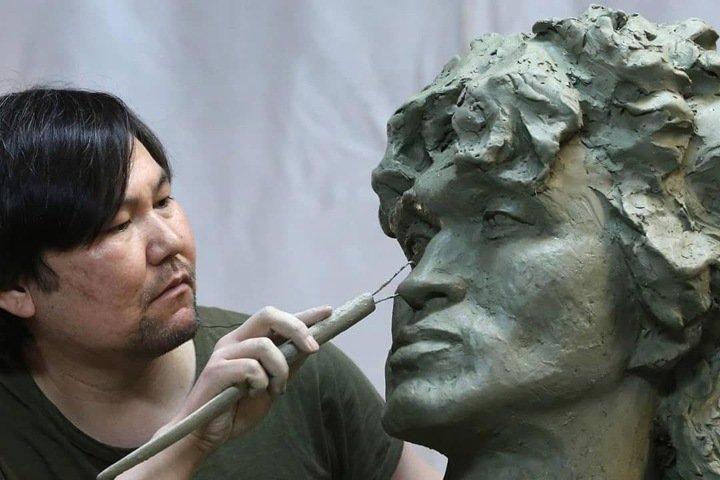 Бурятский скульптор создал памятник Виктору Цою