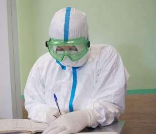 Иркутские врачи заболевают по второму кругу из-за нехватки СИЗ