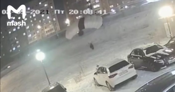 Экстремал прыгнул с парашютом с многоэтажки в Иркутске