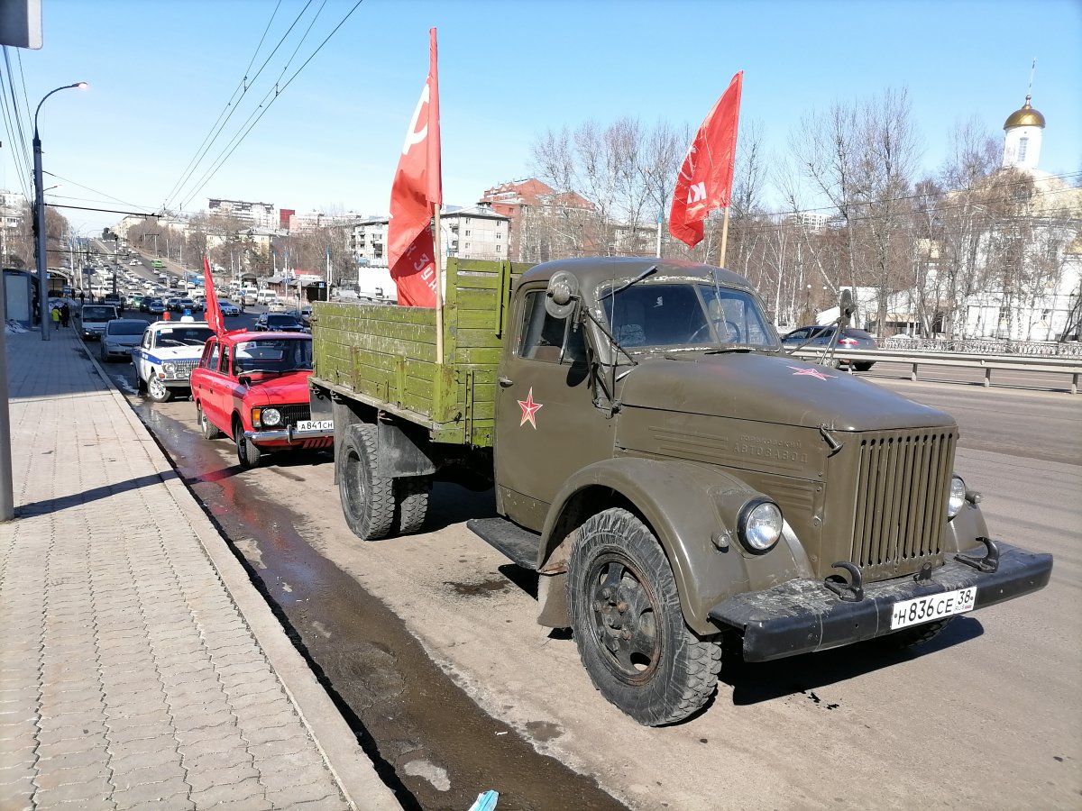 Полиция оштрафовала автопробег ретро техники из-за красных флагов