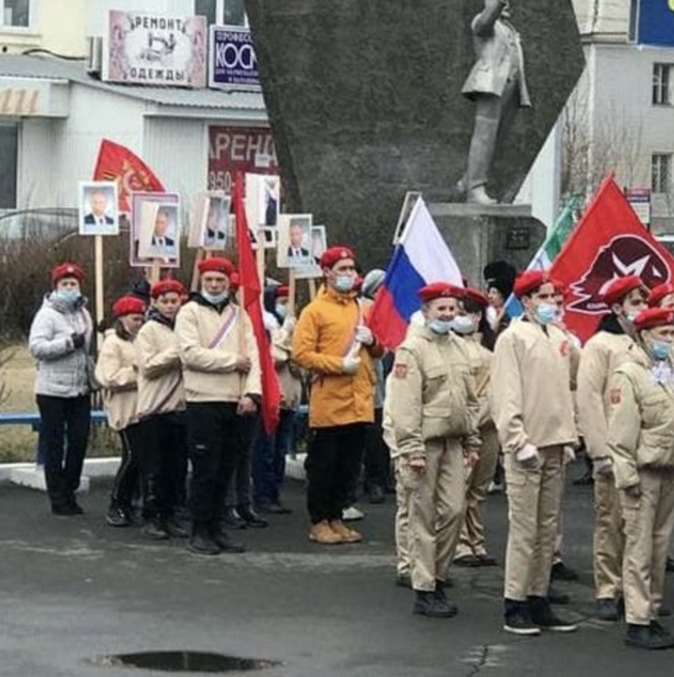 Детей на митинг с портретами Путина отправили власти