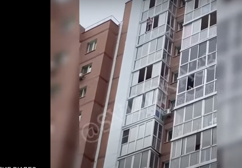 Мужчина с ребенком на руках хочет спрыгнуть с балкона в Иркутске ( новость обновляется)