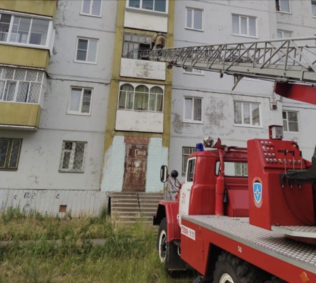 Ребенок вылез на карниз, пока мать спала на полу кухни в Усть-Илимске