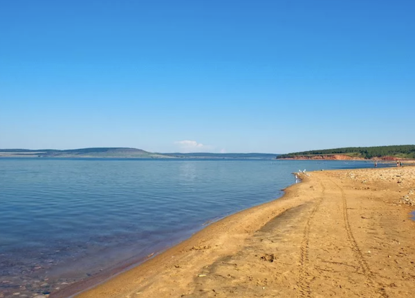 Женщина с сыном, которых унесло на матрасе, найдены