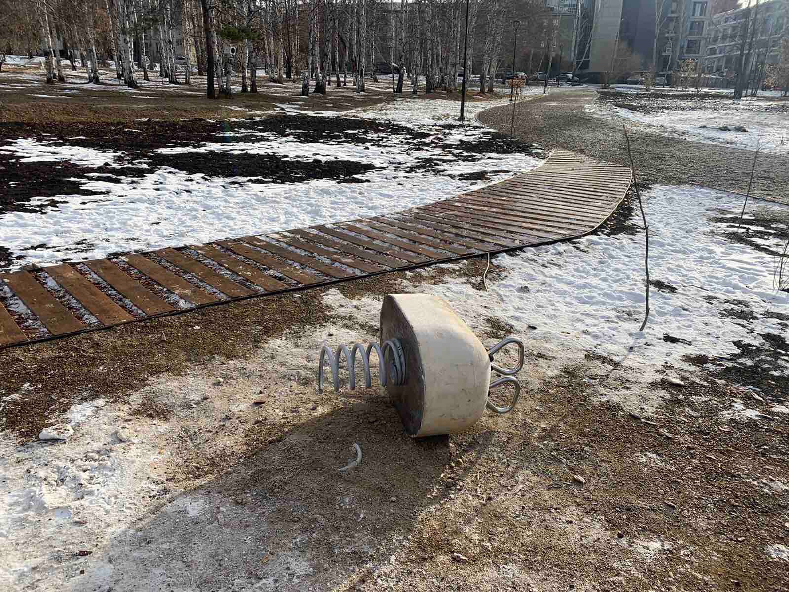 Вандалы разрушили новую игровую площадку в Солнечном