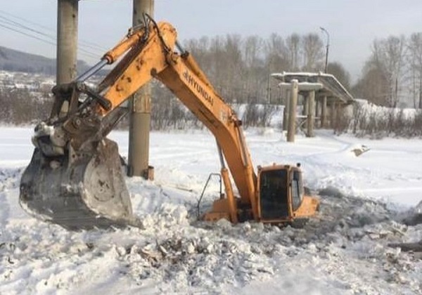 Экскаватор провалился под лед в Иркутской области