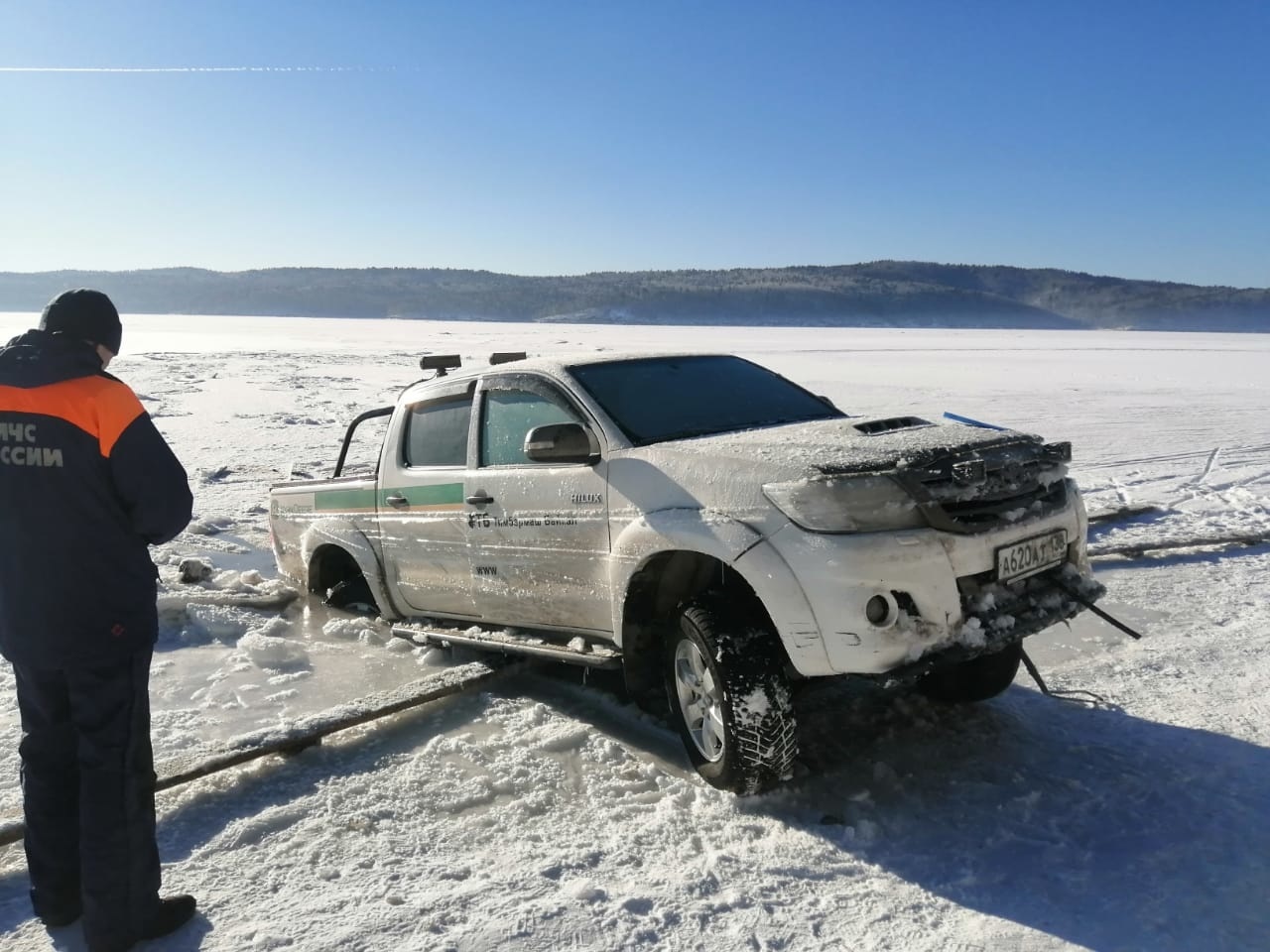 Два автомобиля провалились под лёд за выходные на водоёмах региона
