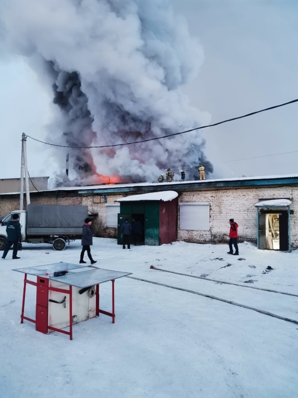 Пожар на крупных складах в Иркутске