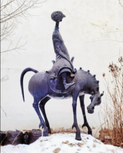 Забытая скульптура Намдакова в мусоре и снеге