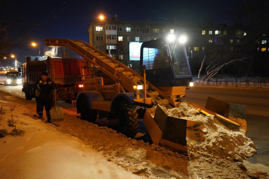 Город спит, а мэр проверяет уборку снега