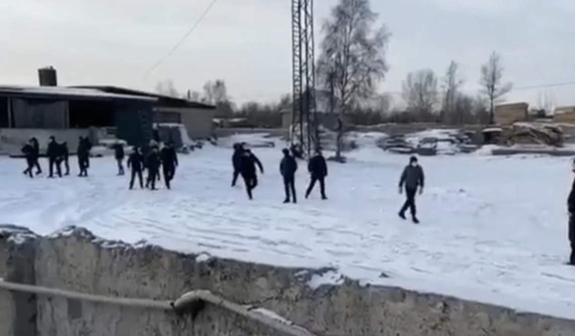 Десятки человек напали на сторожку промбазы в Ленинском районе