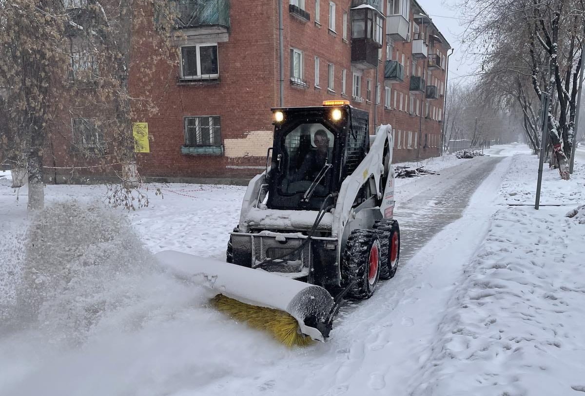 Более 80 единиц техники устраняют последствия снегопада в Иркутске