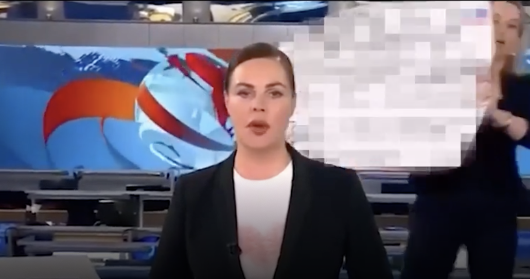 В эфир «Первого канала» ворвалась девушка с антивоенным плакатом