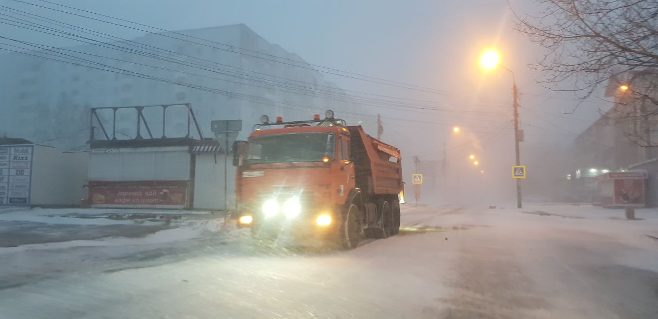 С 5 утра в Иркутске ведут противогололедную обработку улиц