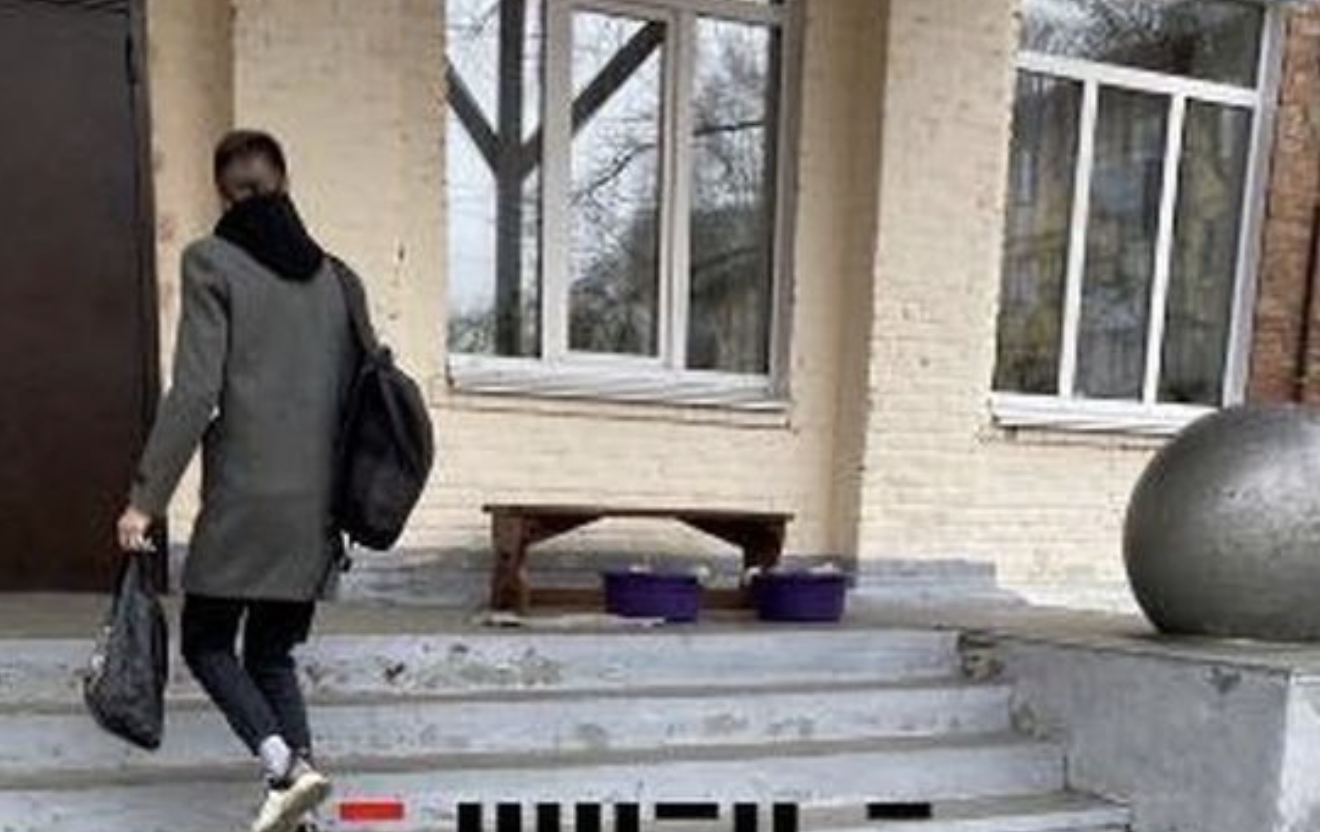 Школьники Шелехова моют обувь на крыльце в тазу