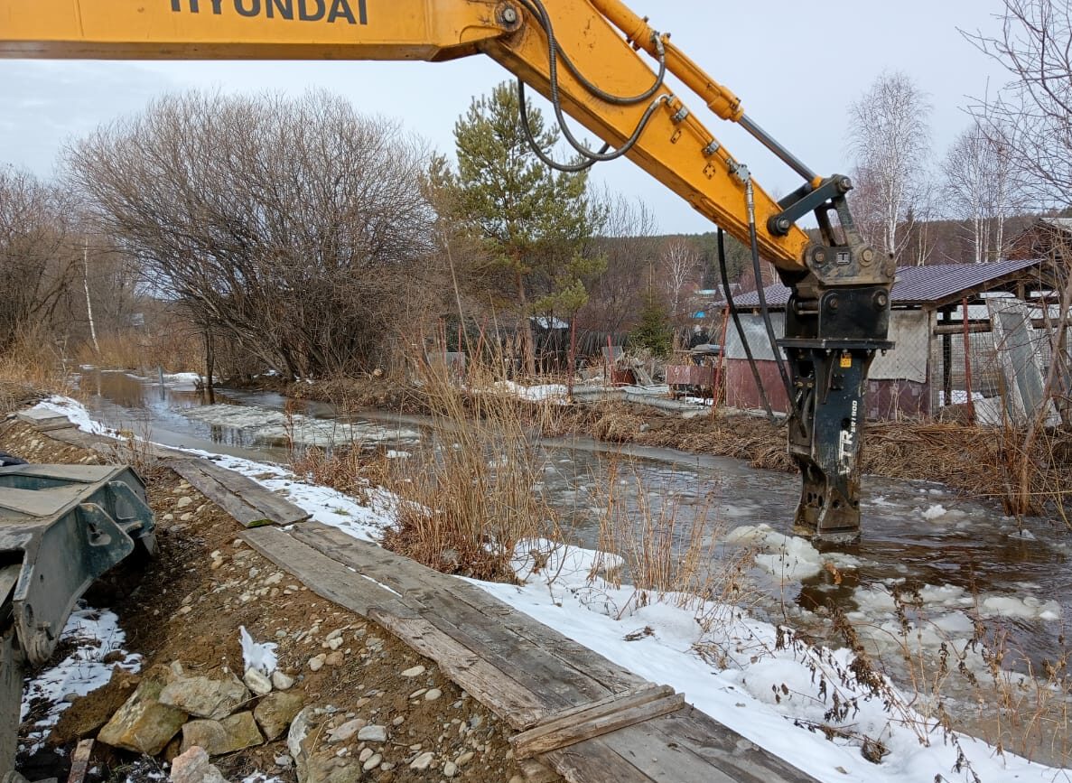 В Правобережном округе Иркутска проводят противопаводковые мероприятия