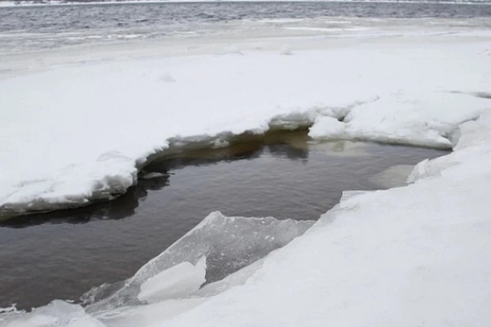 Двоих рыбаков унесло на льдине на Ангаре