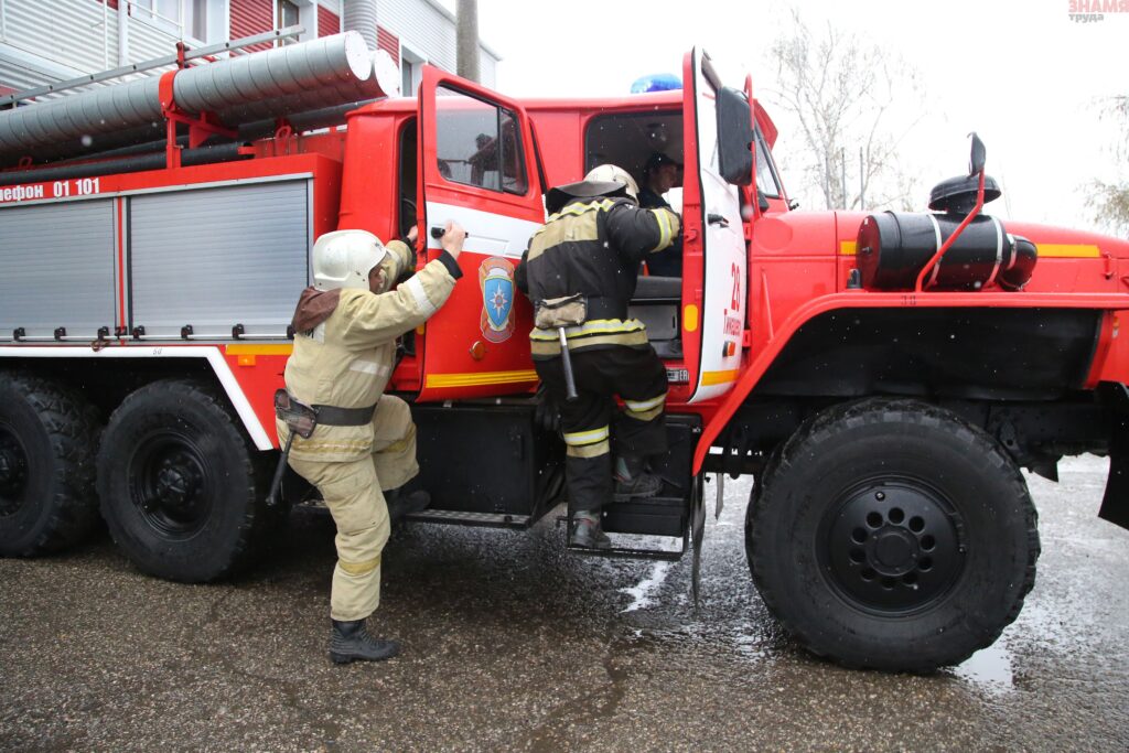 Несколько домов и школа горят в Тайшетском районе