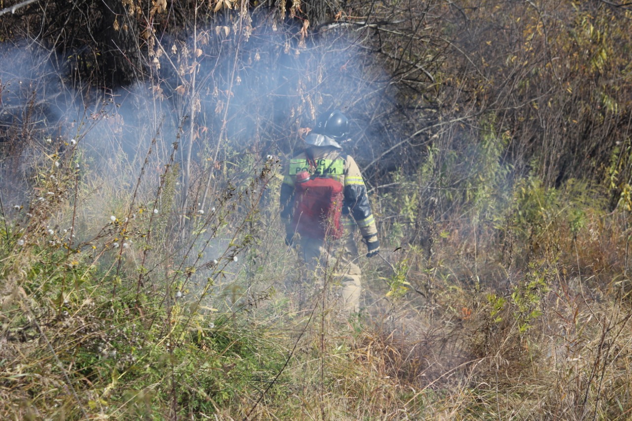 В Иркутске тлеет стихийная свалка. Введен режим повышенной готовности