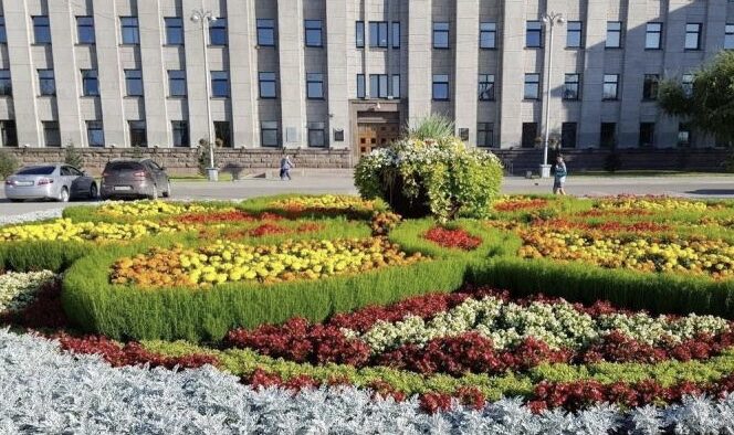 Свыше миллиона рублей может стоить обустройство цветочной клумбы у здания правительства