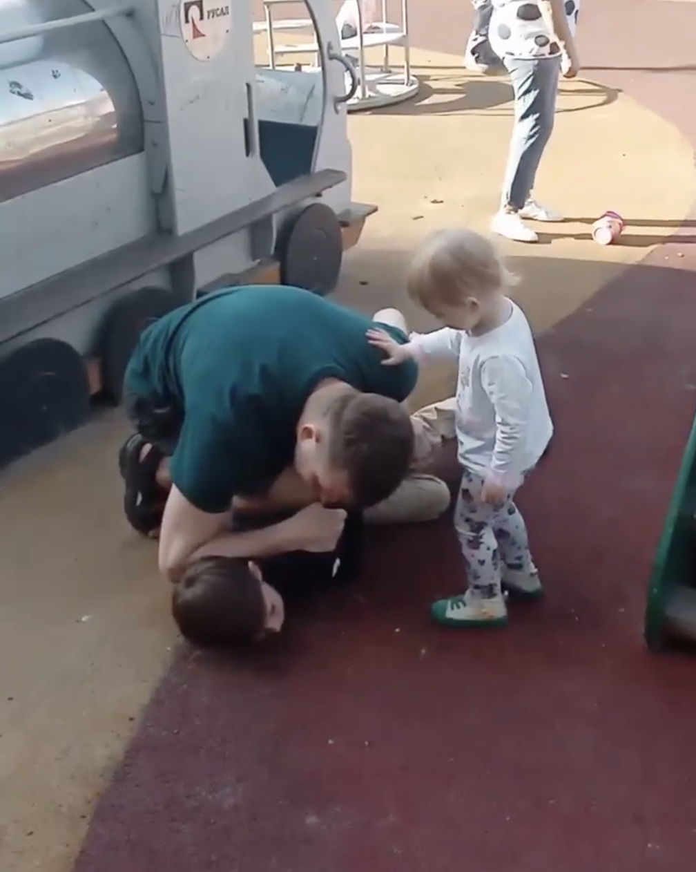 «На детской площадке женщина и мужчина избили и унизили ребёнка»