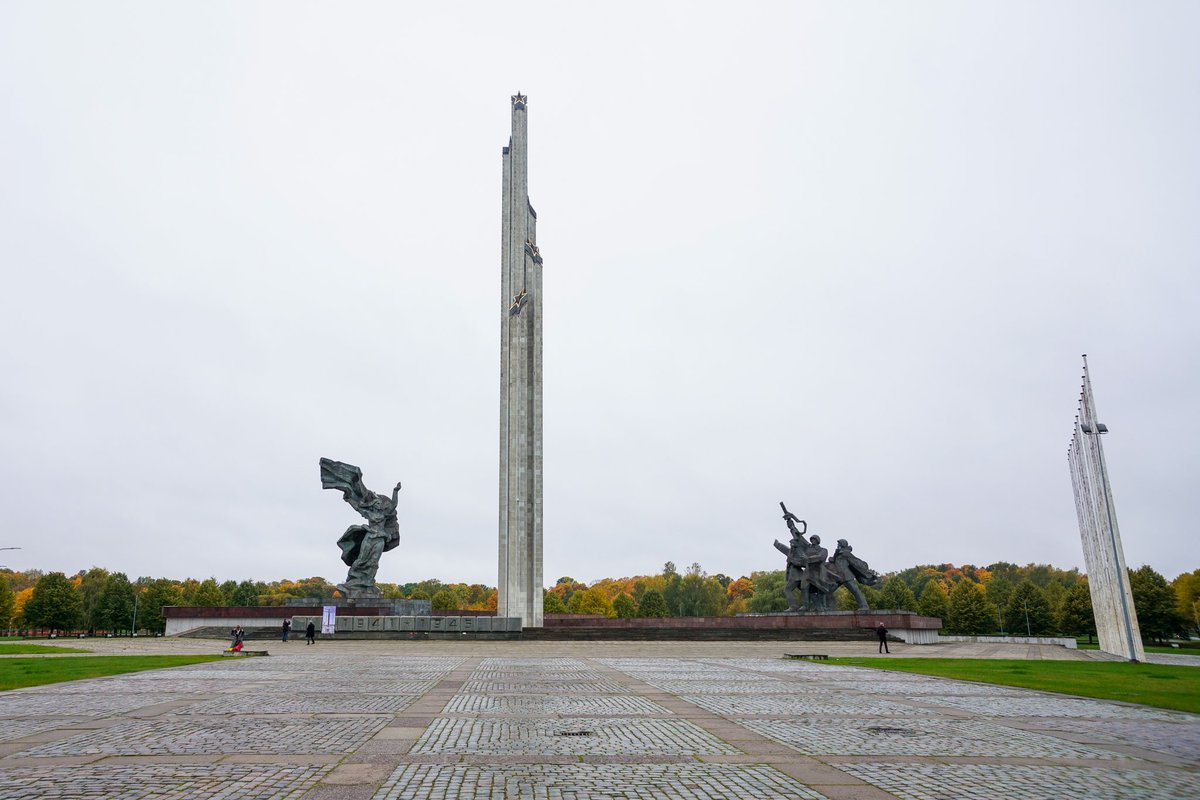 Памятник в риге воинам освободителям фото