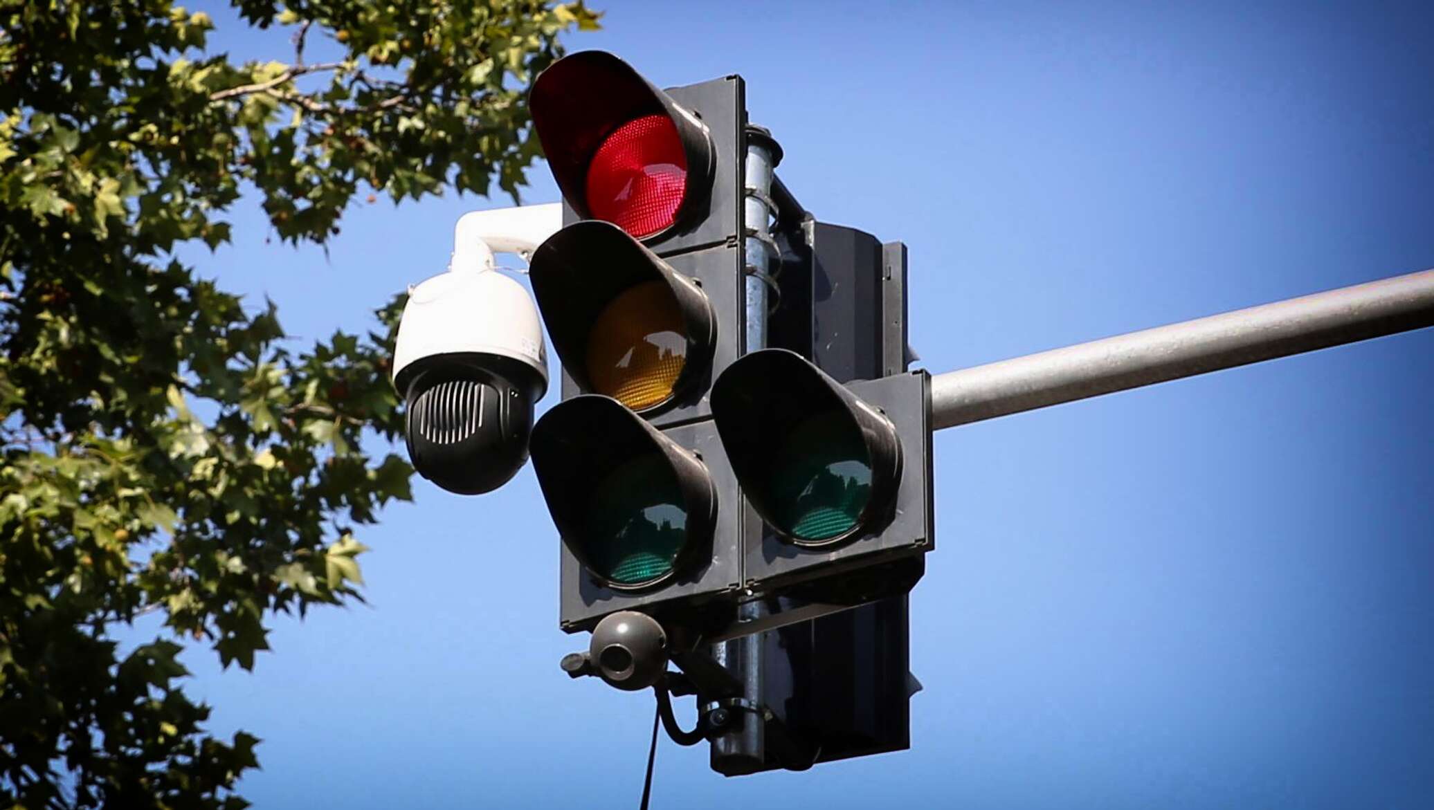 Очень умный светофор установят у 130-го квартала