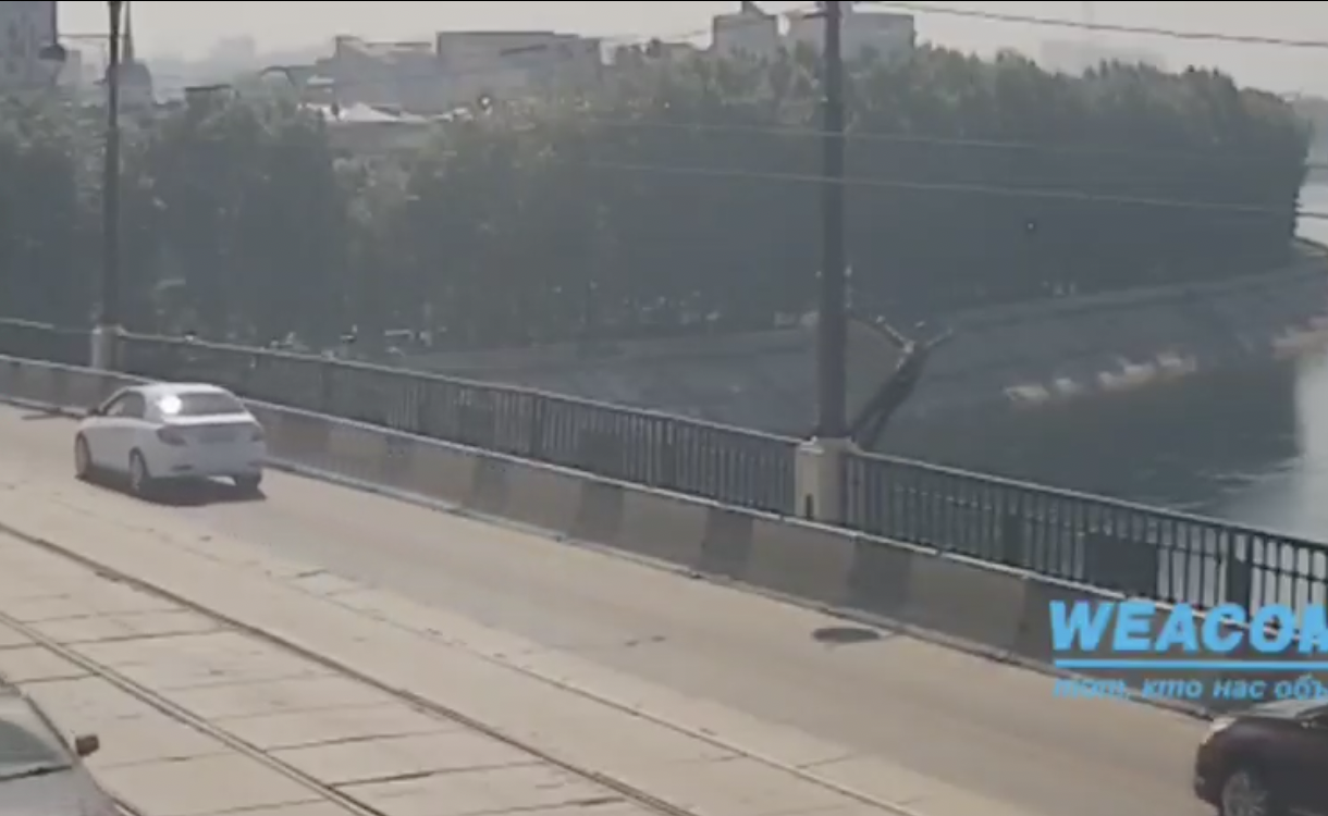 Мужчина упал с моста. Глазковский мост Иркутск. Прыгнул с моста в Иркутске.