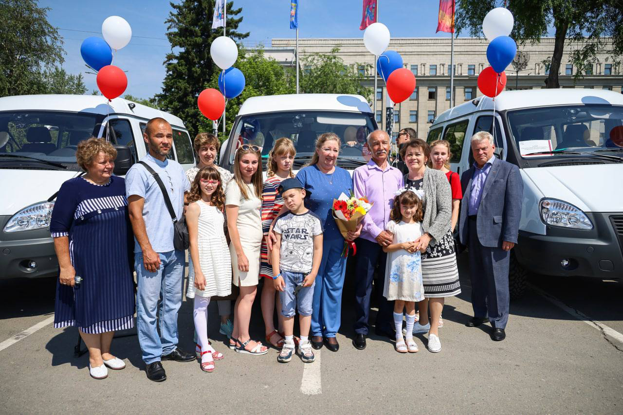 Восемь многодетных семей получили ключи от микроавтобусов