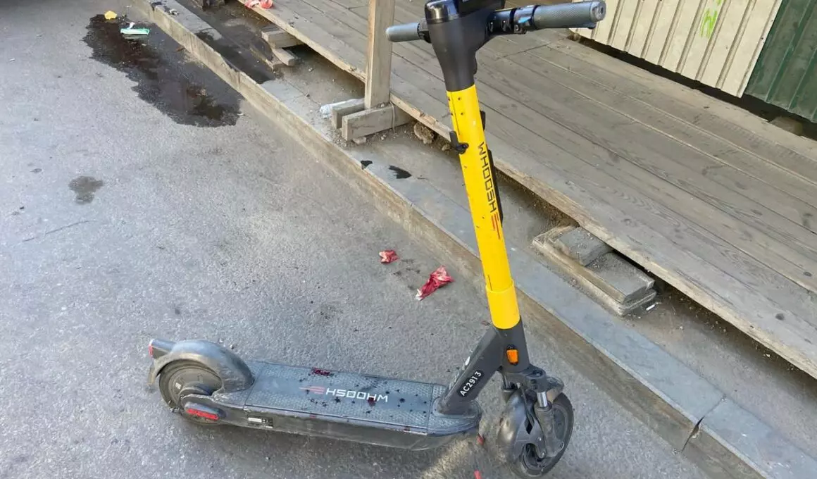 «Тойота» и электросамокат столкнулись в Иркутске