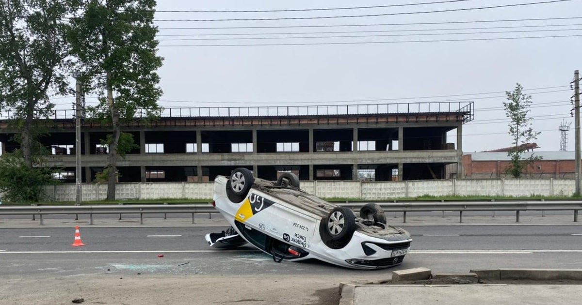 Такси с пассажиром перевернулось в Иркутске