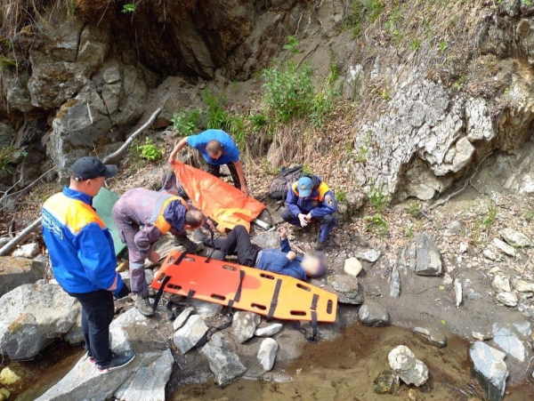 Турист сломал ногу, сорвавшись с обрыва в районе Байкальска