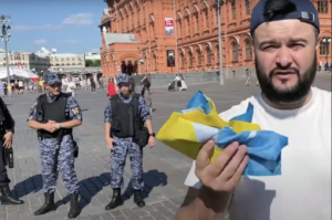 Депутату КПРФ не разрешили сделать фото с флагом Тувы