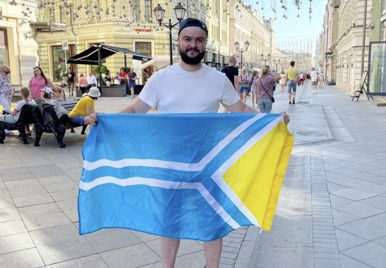 Депутату КПРФ не разрешили сделать фото с флагом Тувы