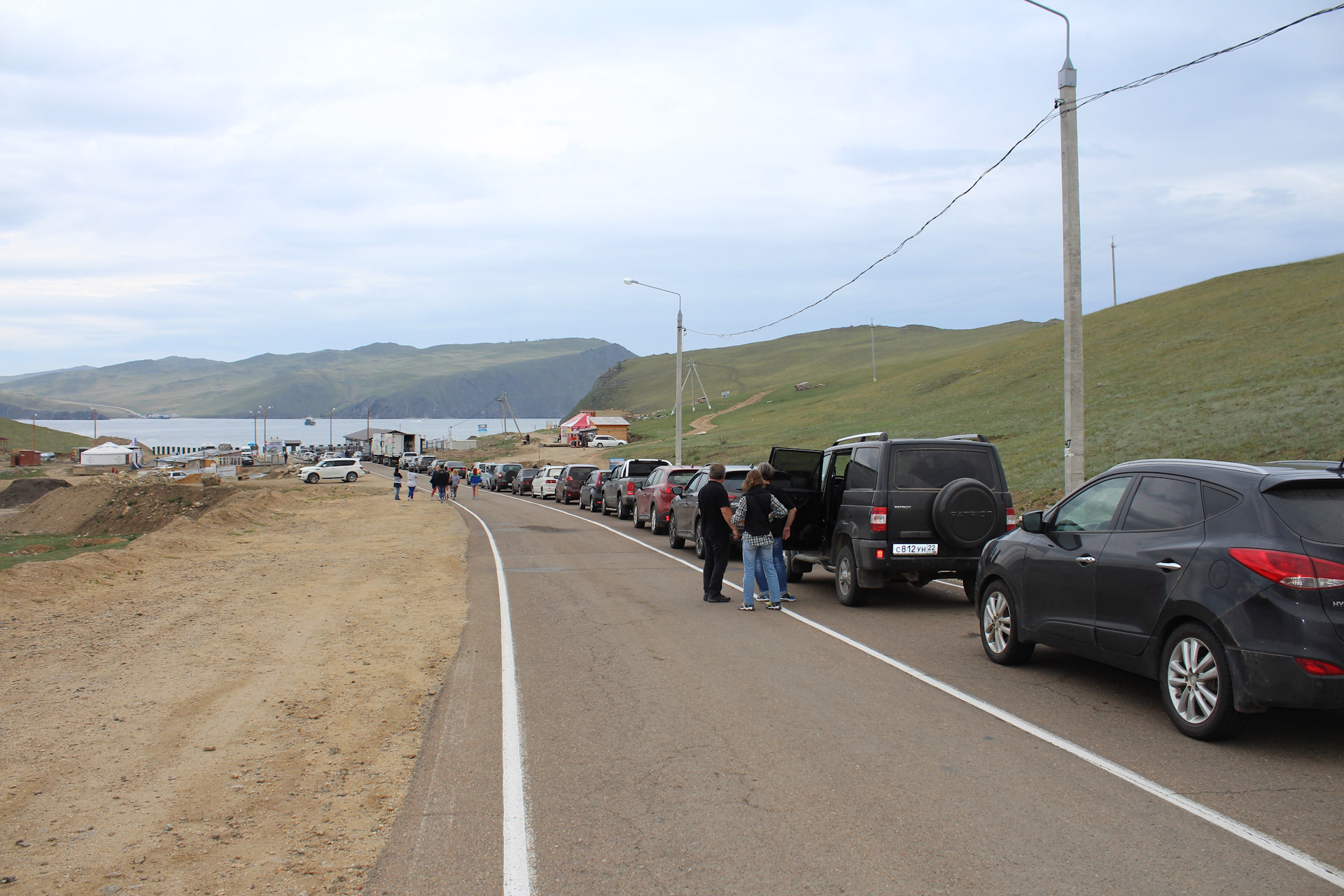 «О «небольшой» очереди из автомобилей на Ольхоне» (видео)