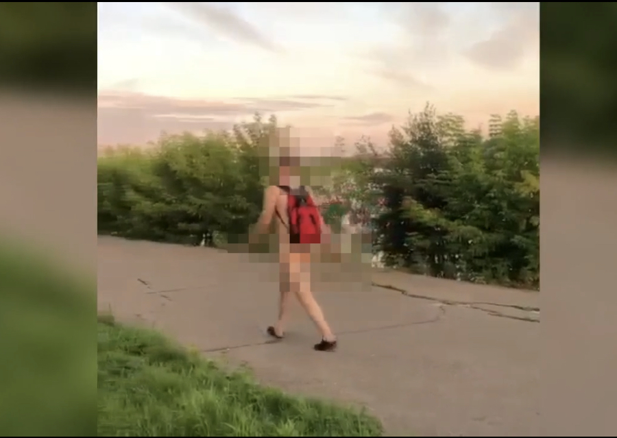 Мужчина разгуливал голым по набережной Ангары – отделался административным наказанием (видео)