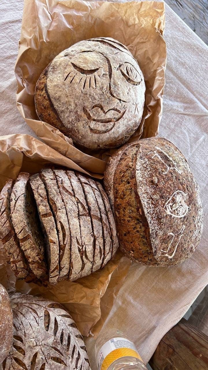 В Братске выпекают хлеб с изображением петроглифов