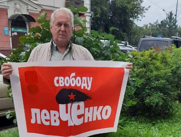 Одиночные пикеты в поддержку Андрея Левченко