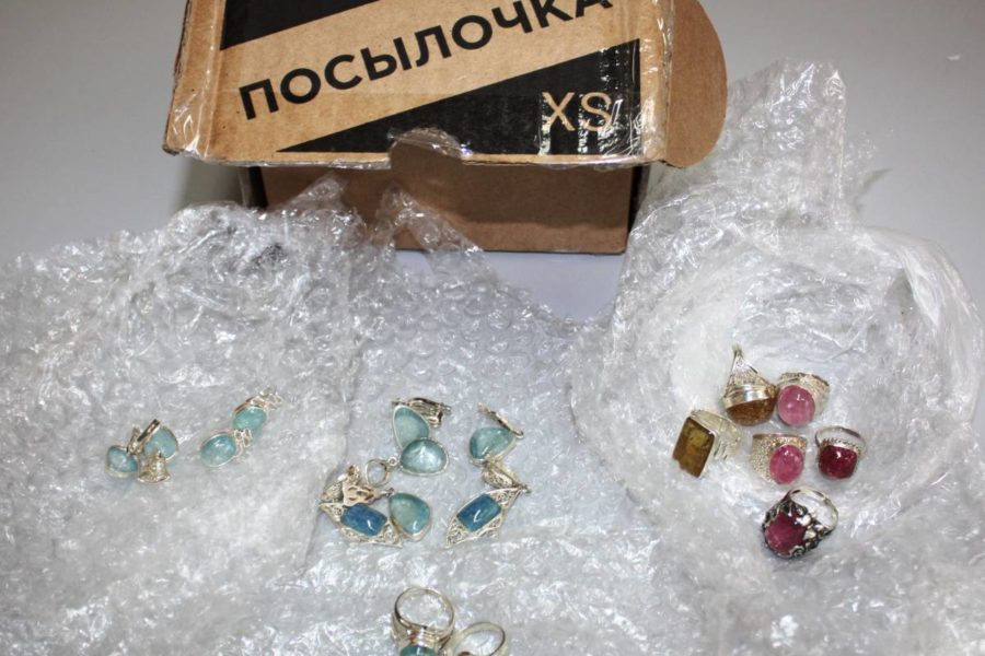 12 нелегальных посылок с драгоценностями отправила иркутянка в Китай