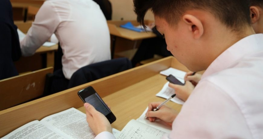 Минпросвещения ввело запрет на телефоны для школьников во время уроков