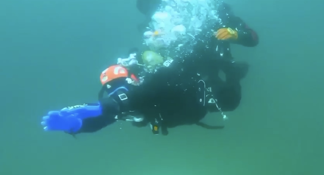 Иркутские дайверы станцевали на дне Байкала
