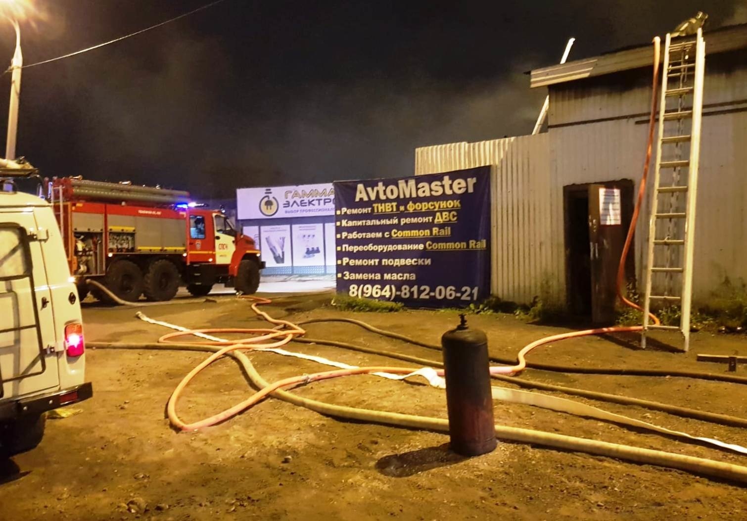 9 машин спасло МЧС при пожаре в автосервисе в Иркутске