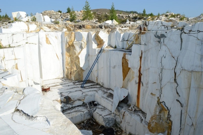 18-летняя девушка сорвалась со склона на мраморном карьере в Бугульдейке