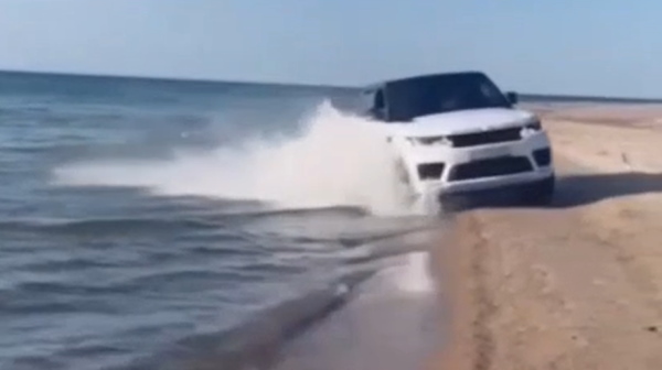 Депутата, рассекавшего на Range Rover воду Байкала, проверяет прокуратура