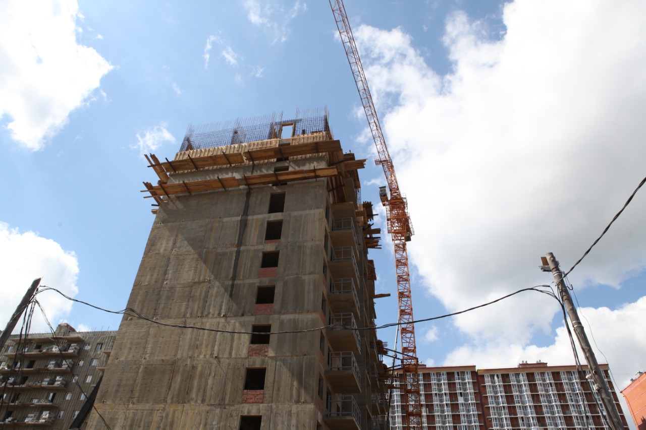 Дома для переселенцев из аварийного жилья в Иркутске строят с опережением графика