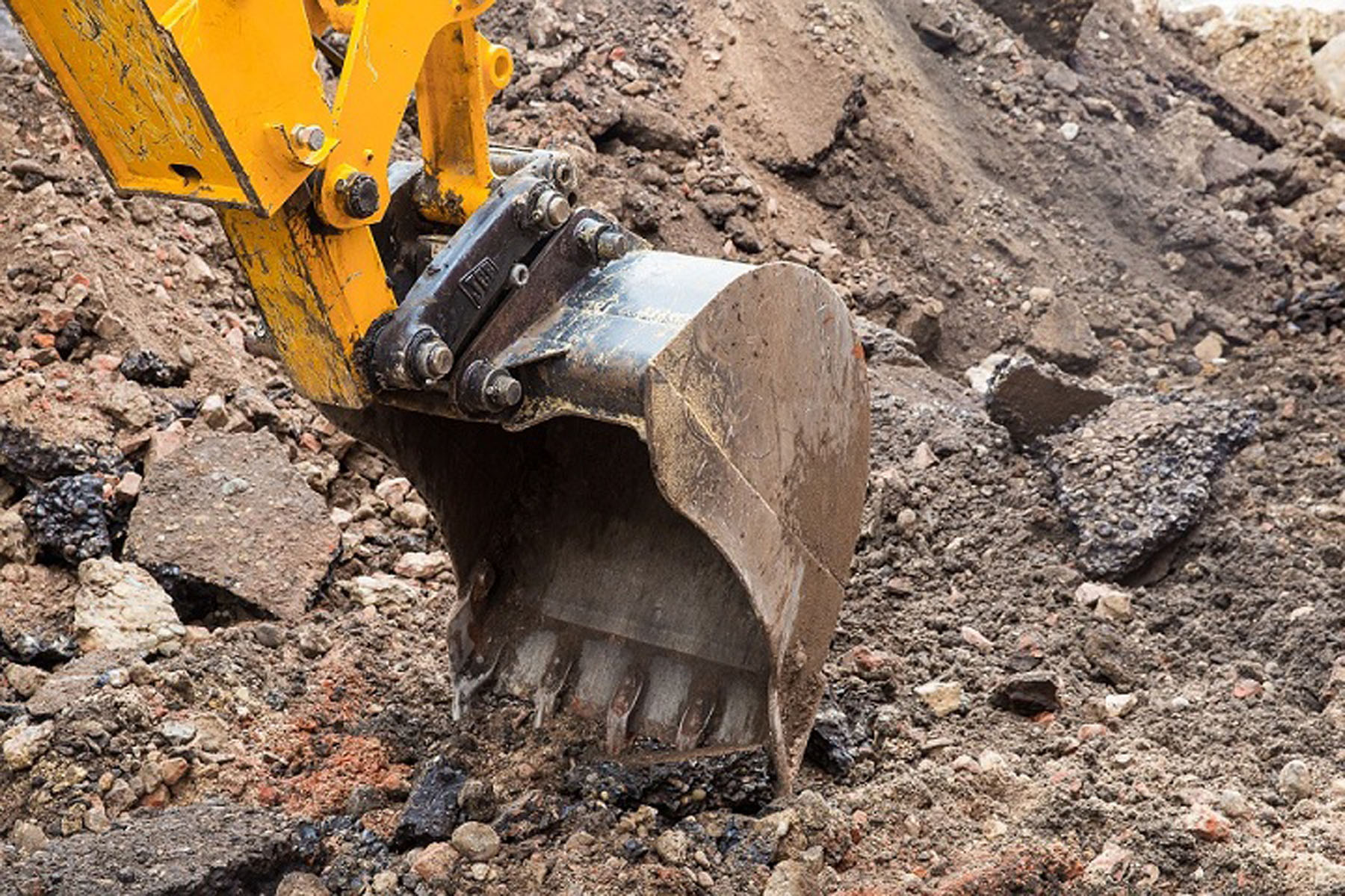 Спавшей на земле ангарчанке оторвало руку экскаватором