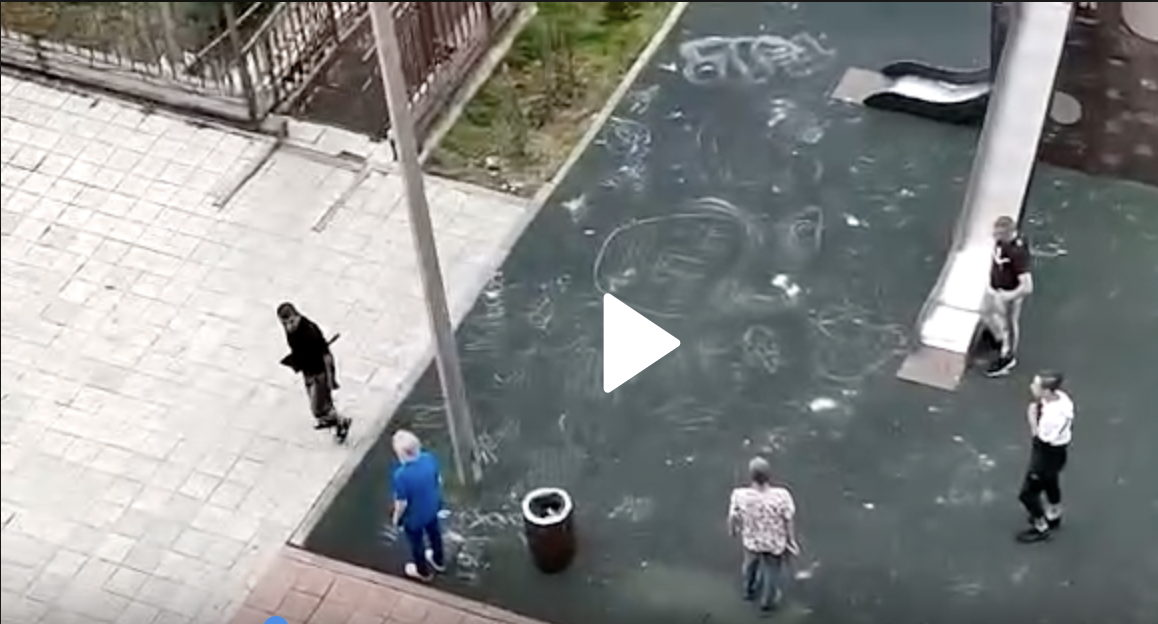 «В Иркутске отморозок с топором вышел на детскую площадку» (видео).